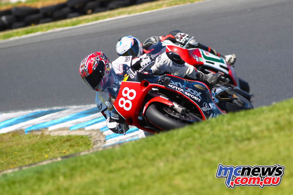 2017 Island Classic - Pablo's Motorcycle Tyres Period 6/New Era Formula 1300 - Chas Hern, Dean Oughtred - Image: Cameron White