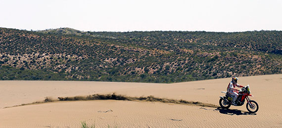 For a while I opened the way, but I had a fall on a very steep slope. I lost a lot of time looking for the right route... at 4000 metres you get a bit disoriented. I found Gonçalves who was waiting for a helicopter to help Faria and we rode together. I fell several times as well as getting lost a lot. It’s an experience that we will have to learn from.