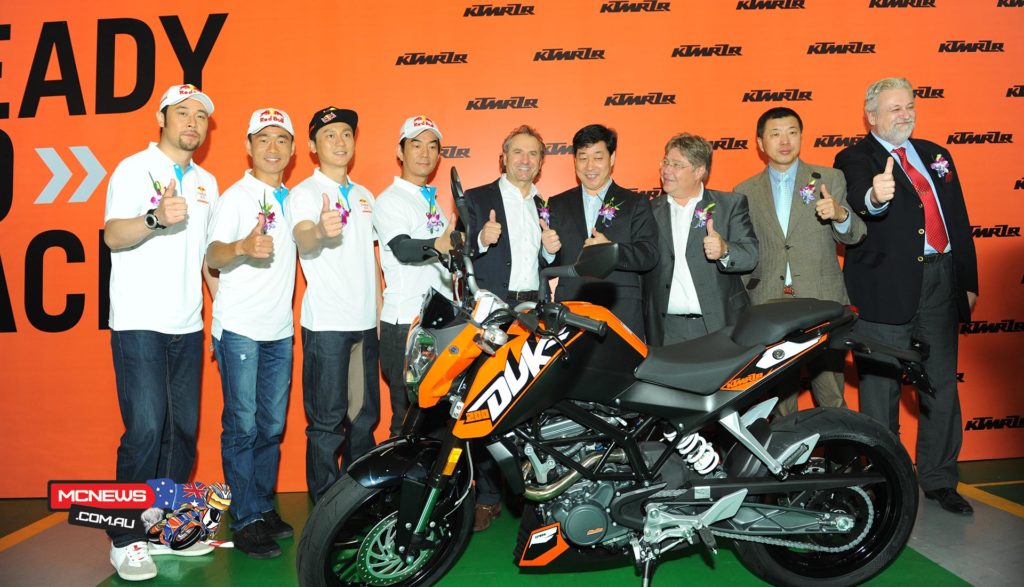 Following a partnership announcement in late 2013, CFMoto President Lai Guogui was joined by KTM COO, Harald Ploedckinger and KTM CSO Hubert Trunkenpolz as the Dukes were rolled out at a product release ceremony to celebrate the occasion.