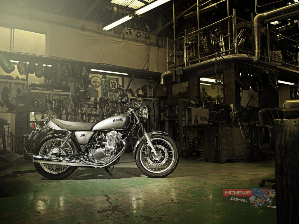 It is anticipated that the SR400 will attract many owners who will want to carry out a variety of maintenance jobs themselves, such as routine inspections, customisation projects and tyre changes. In order to facilitate this work in the garage at home, the SR400 is fitted with a balance-type centre stand which makes maintenance easier and more convenient.