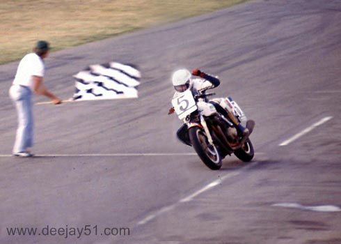 Wayne Gardner takes the flag at the 1980 Castrol Six Hour