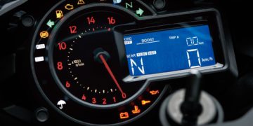 The new instrumentation design combines a full digital LCD screen with an analogue-style tachometer. LCD screen uses a black/white reverse display (white characters on a black background), contributing to the high-quality image. In addition to the digital speedometer and gear position indicator, display functions include: odometer, dual trip meters, current mileage, average mileage, fuel consumption, coolant temperature, boost indicator, boost (intake air chamber) temperature, stopwatch (lap timer), clock and the Economical Riding Indicator. Tachometer design uses an actual needle, but the black dial “face” looks blank until the engine speed increases. Backlit rpm numbers light up to chase the tachometer needle as it moves around the dial. Compact new handle switch design allows all instrument functions to be controlled from the handles.