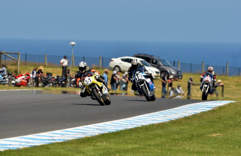 Craig Ditchburn leads Damien Kavney at the 2015 Island Classic