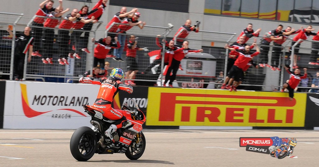 Chaz Davies receives the applause of the Aruba Ducati Team