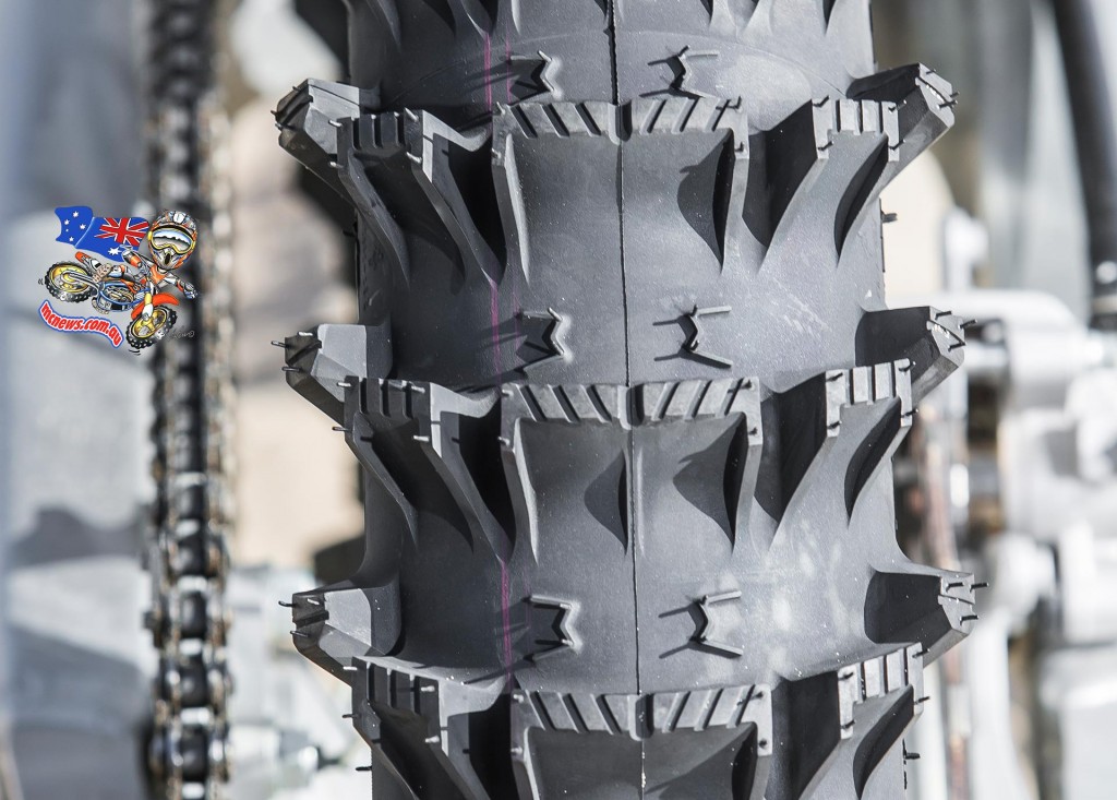 Special designed tread with monster scoops to evacuate sand more efficiently.