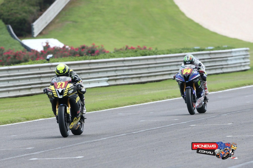 Joe Roberts (27) beat Richie Escalante (54) to the line to win the Superstock 600 final. Photography by Brian J. Nelson.