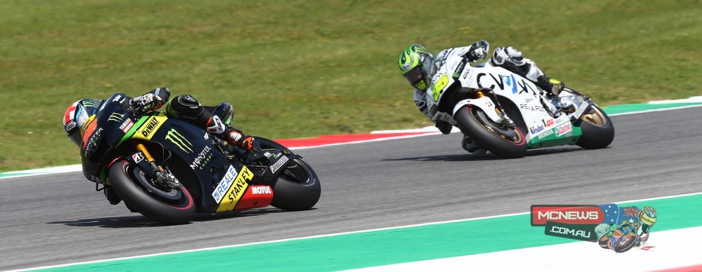 Bradley Smith leads Cal Crutchlow at Mugello MotoGP 2015