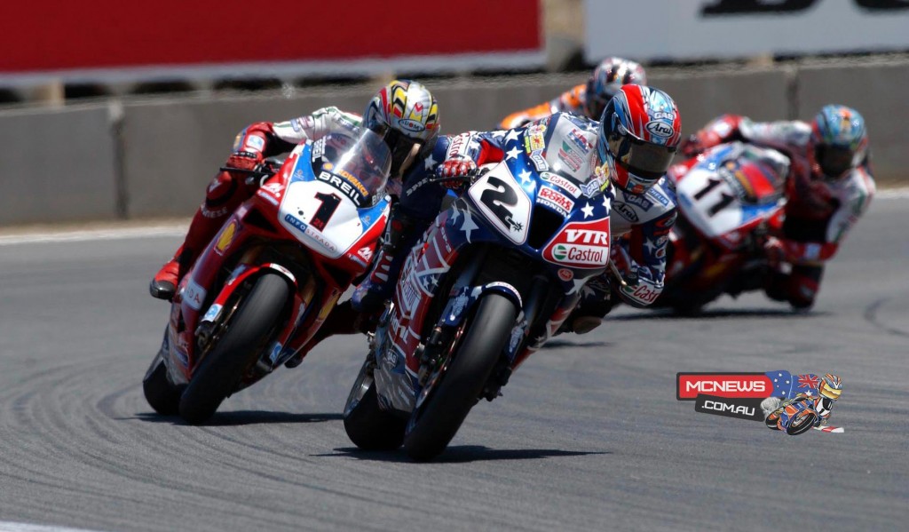 Colin Edwards (USA) leading the way on Bayliss (AUS) aboard his 'Stars and Stripes' Honda VTR (2002)