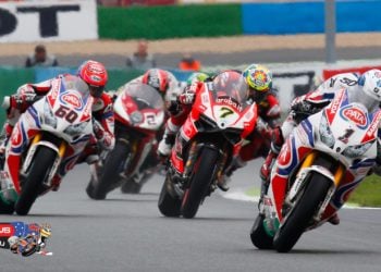 Sylvain Guintoli leads Chaz Davies at Magny Cours in 2015