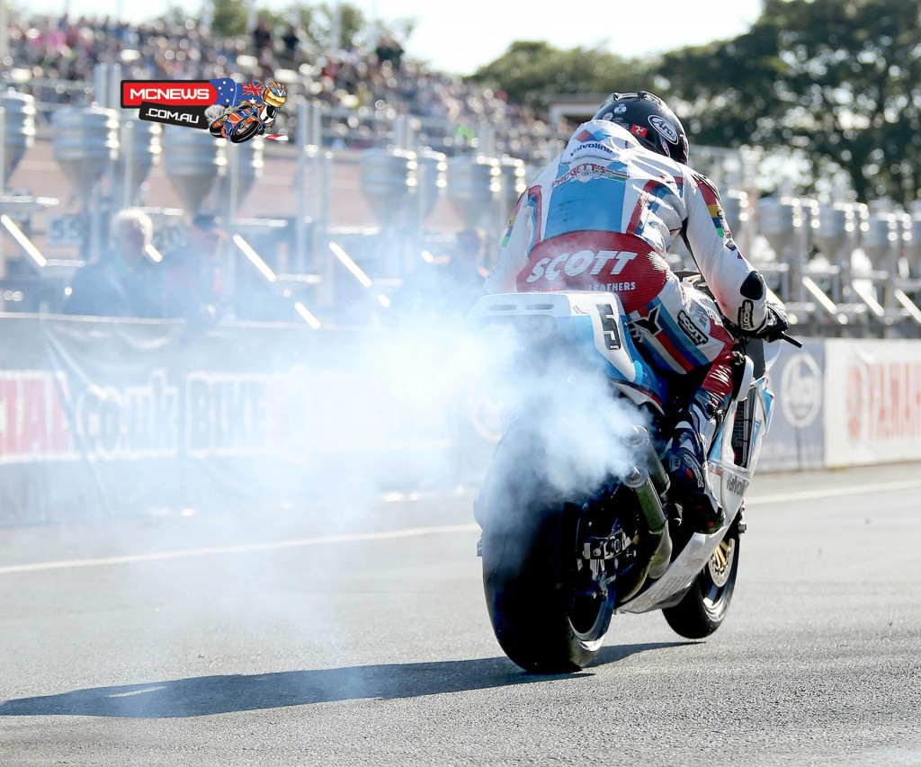 Bruce Anstey on the Valvoline Racing by Padgetts Motorcycles Yamaha YZR500