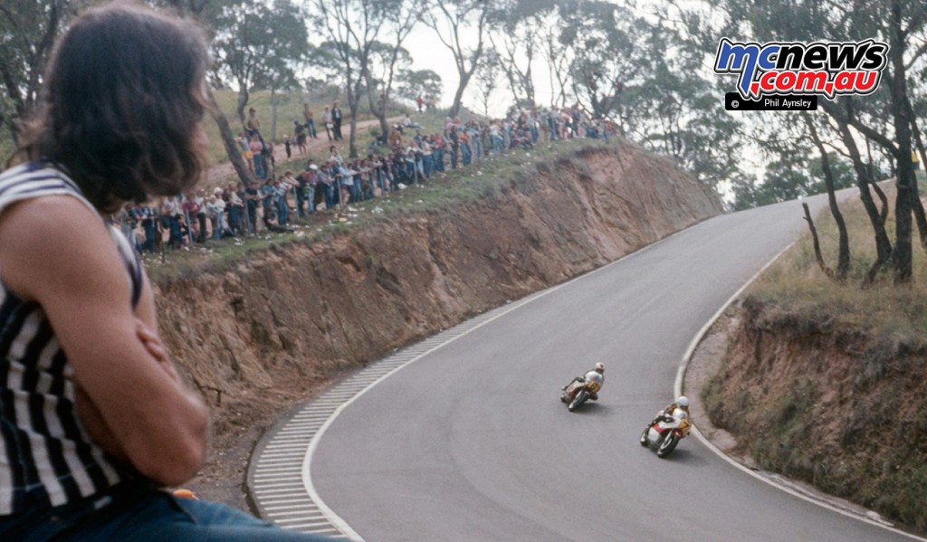 Ken Blake/Yamaha TZ750 chases Laurie Barnett/Yamaha TZ750 at the entrance to Forrest’s Elbow.