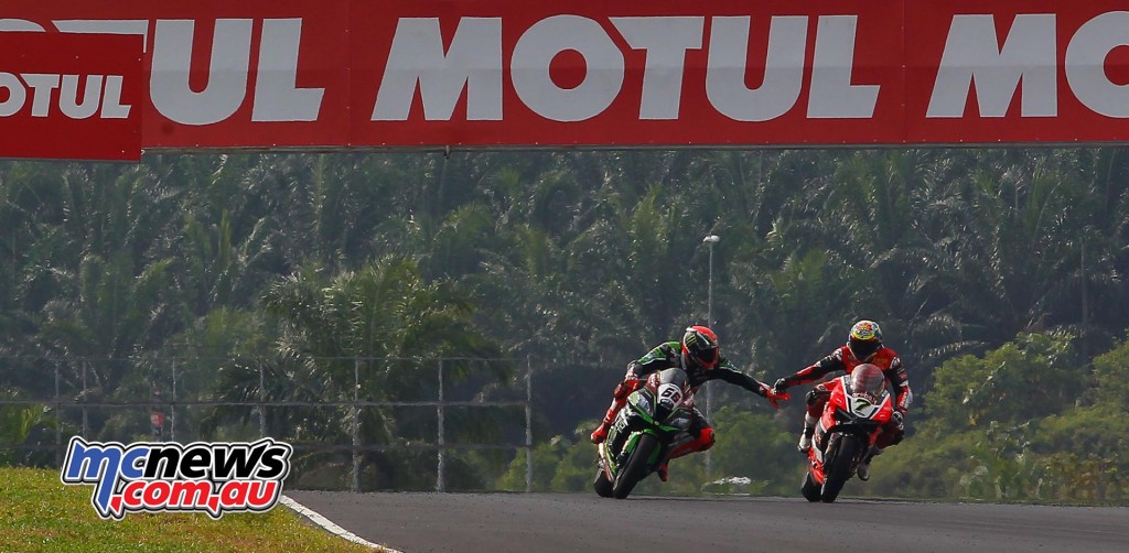 WorldSBK 2016 - Sepang - Race One - Tom Sykes and Chaz Davies