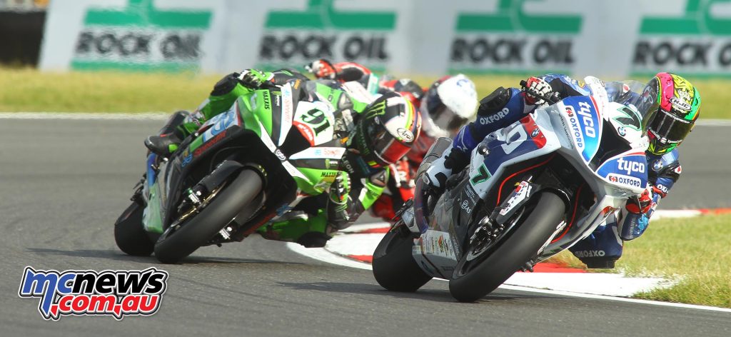 Michael Laverty leads Leon Haslam at Snetterton BSB 2016