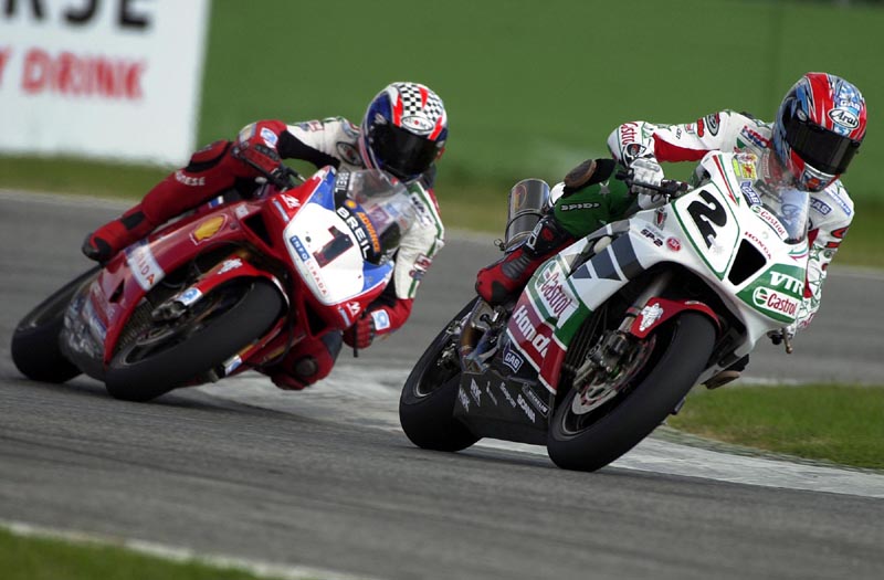 Colin Edwards (Honda) leads Troy Bayliss (Ducati)