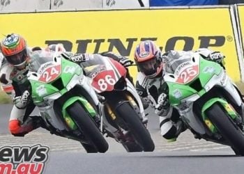 Josh Brookes battle with Robbie Bugden and Beau Beaton at the Swann Superbikes Finale, December 2016