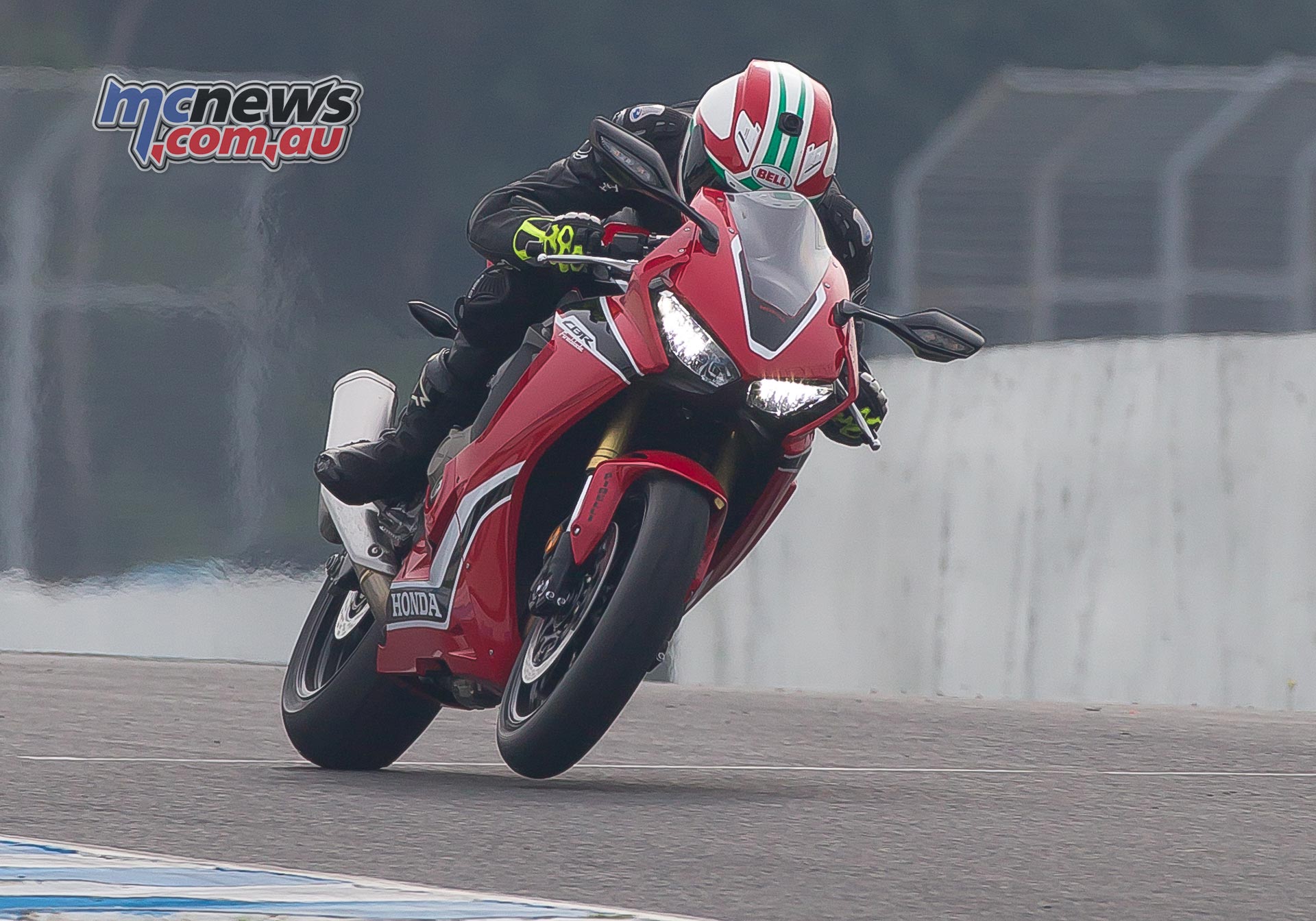 17 Honda Cbr1000rr Fireblade Review Motorcycle News Sport And Reviews