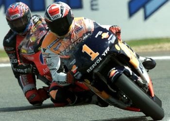 Alex Criville leads Norick Abe at Le Mans 2000