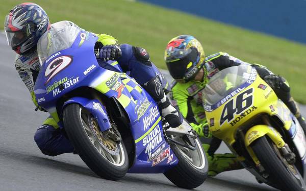 Kenny Roberts leads Valentino Rossi in 2000
