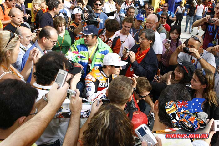 Nicky Hayden mobbed by fans in 2006
