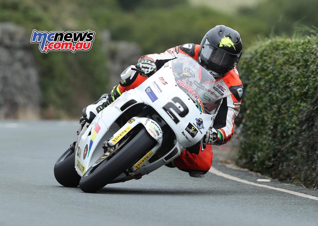 Bruce Anstey (500 Yamaha/Padgetts Motorcycles.com) approaching the Gooseneck during the Tuesday's Motorsport Merchandise Superbike Classic TT race. PICTURE BY DAVE KNEEN