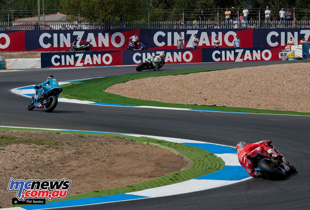 Casey Stoner, Ducati GP9 follows Chris Vermeulen, Suzuki GSV-R.