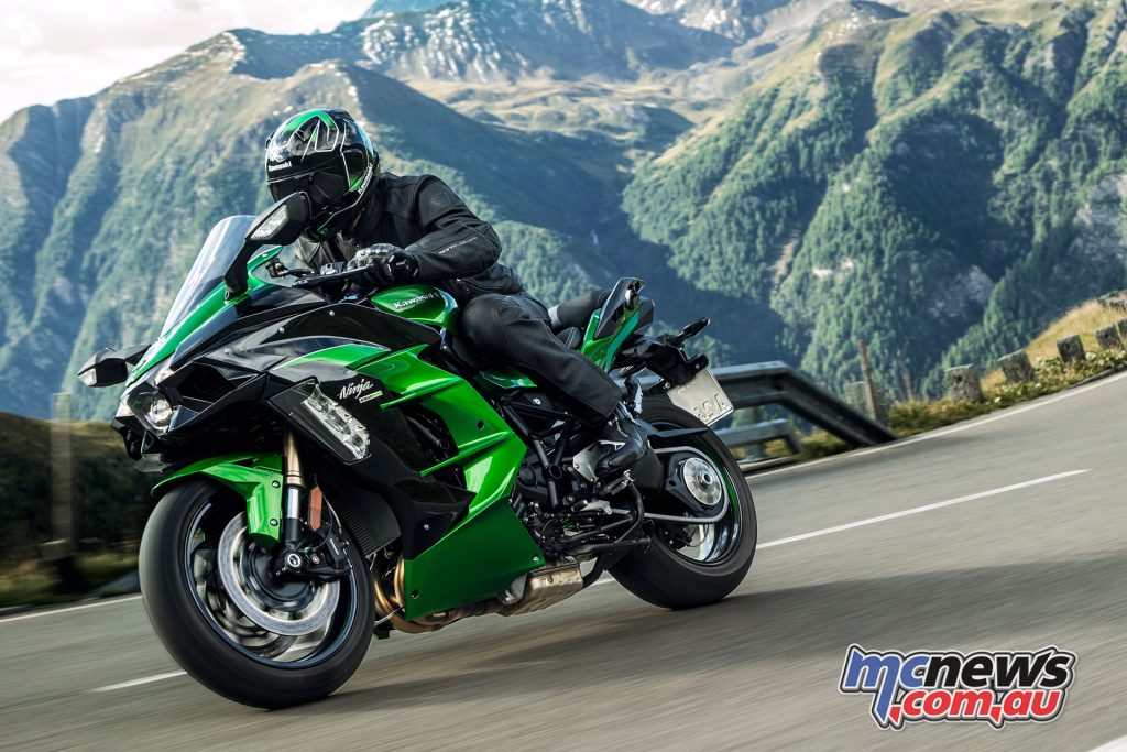 The Ninja H2 SX SE is available in Emerald Blazed Green / Metallic Diablo Black 