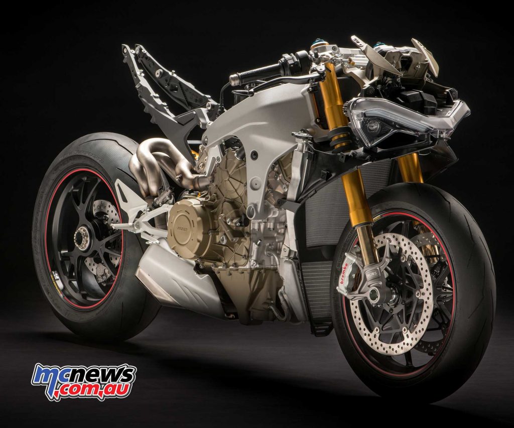 Ducati Panigale V4 - To contain the inevitable weight gain with respect to the 1299 Panigale (because of the 4 cylinders), Ducati has developed an all-new frame where the Desmosedici Stradale itself has a load-bearing function.