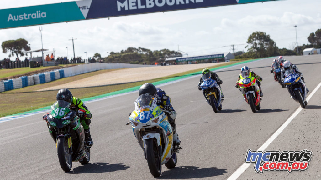 Zav Levy and Oli Bayliss leading the Supersport 300 field - Image by TBG