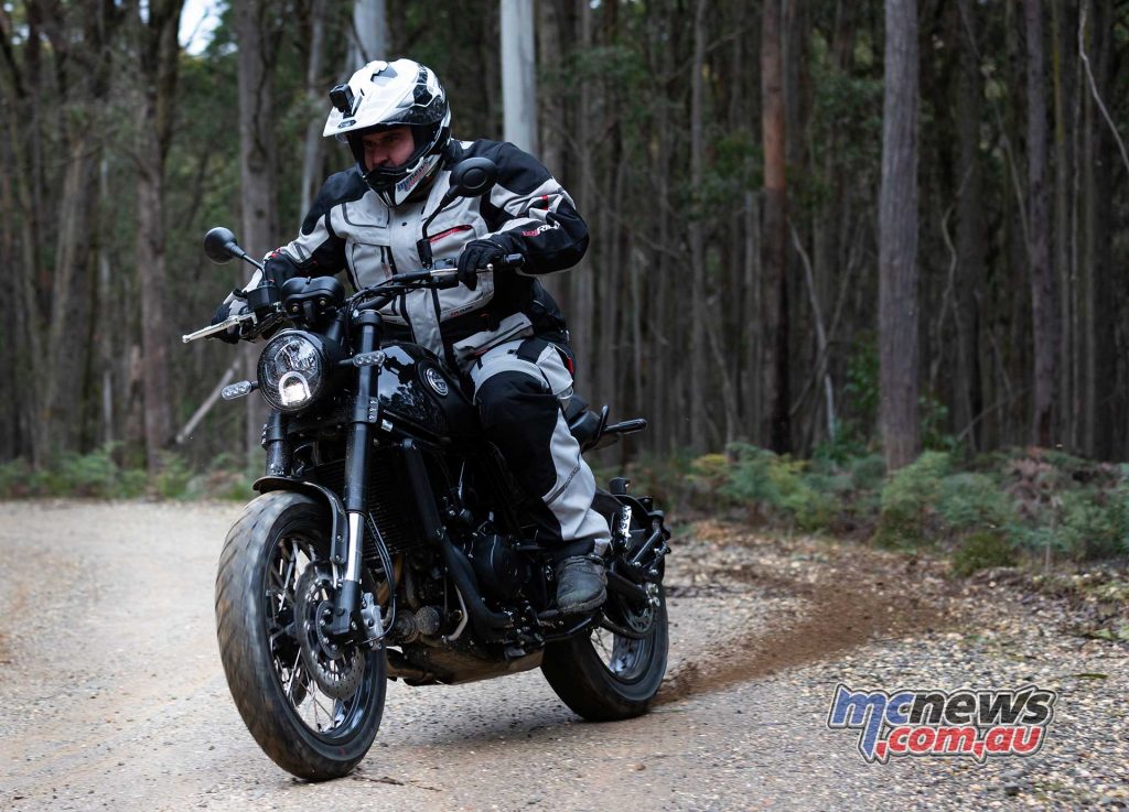 Benelli Leoncino Trail Action