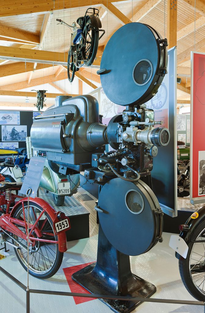 PA Ossa An Ossa cinema projector