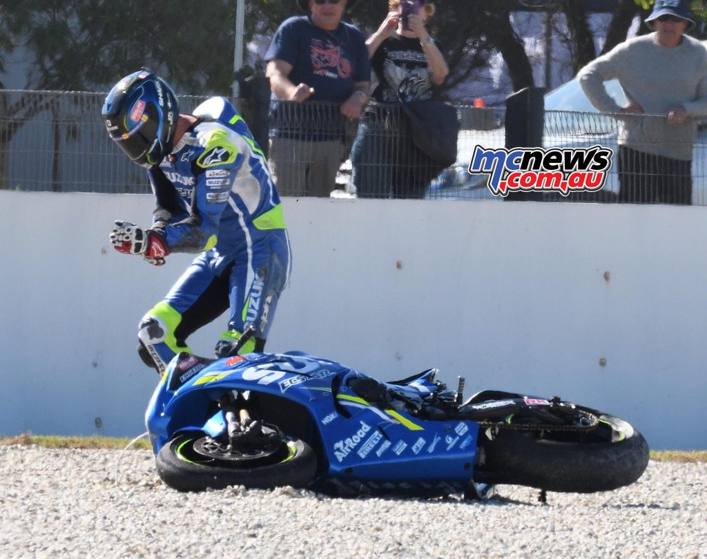 ASBK Round Phillip Island SBK Saturday Rob Mott Wayne after crash holding hand ASBK Round Phillip Island SBK Saturday Rob Mott Wayne after crash holding hand