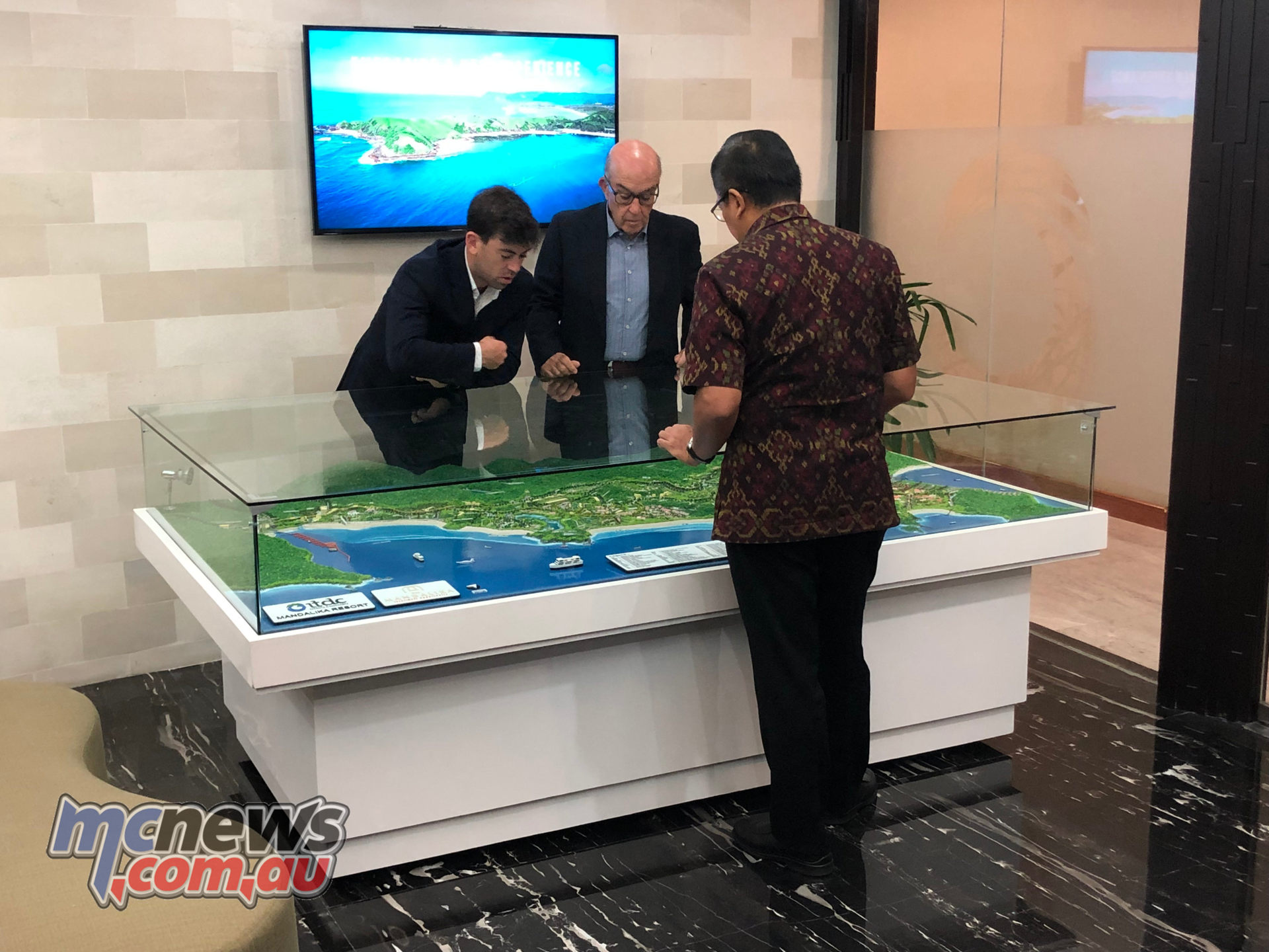 Carlos L and Dorna CEO Carmelo Ezpeleta centre prepare for Indonesia to be on the MotoGP™ map Carlos L and Dorna CEO Carmelo Ezpeleta centre prepare for Indonesia to be on the MotoGP™ map