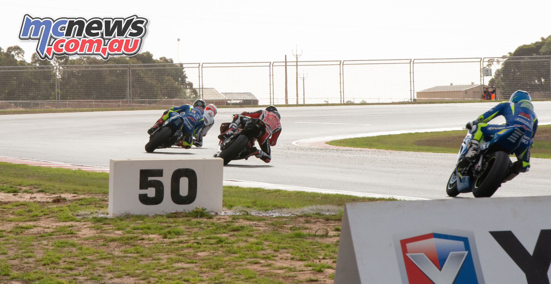 ASBK Rnd The Bend RbMotoLens SBK R Mike JONES Leads Wayne MAXWELL Mark CHIODO