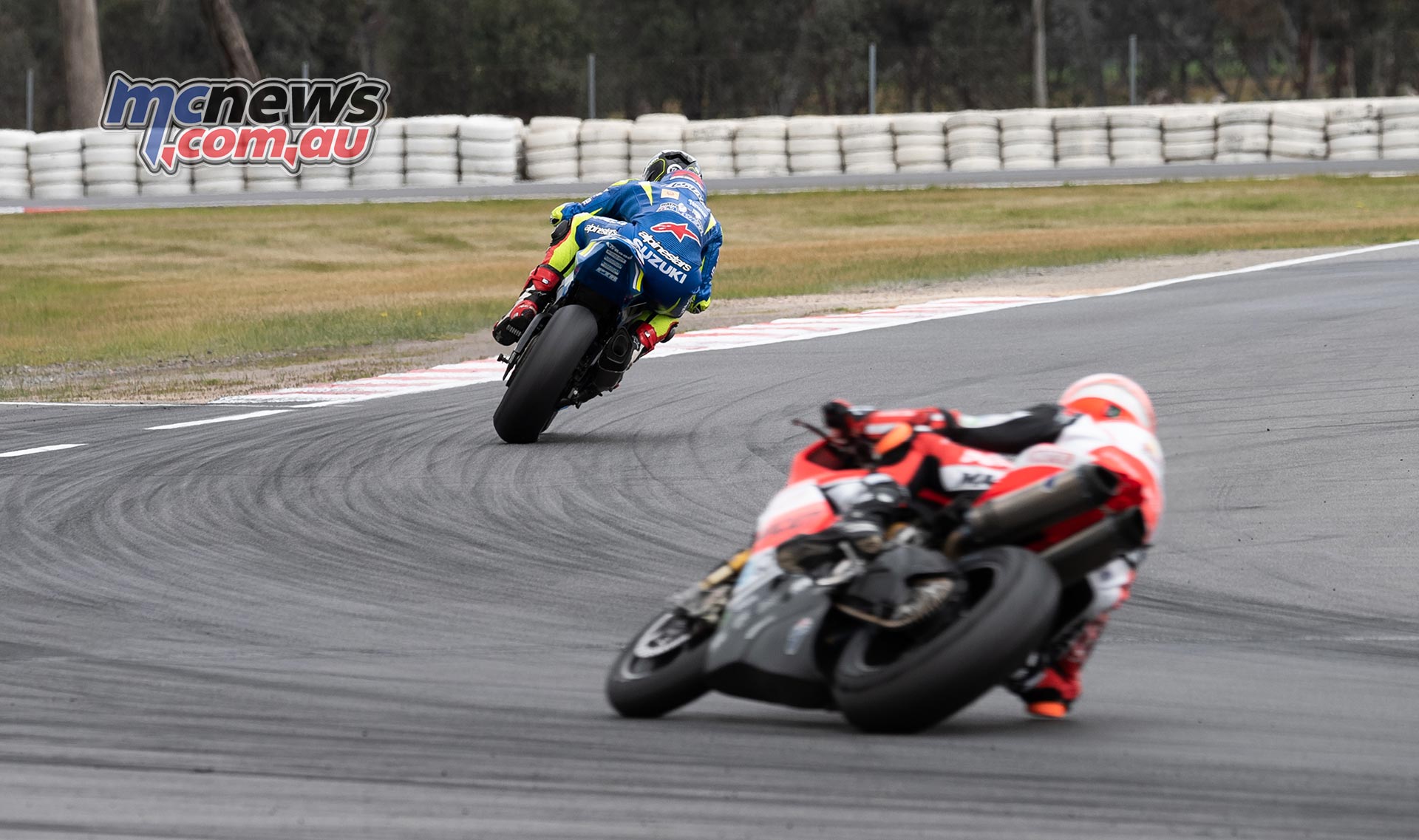 ASBK Rnd Winton RbMotoLens SBK R Wayne Maxwell leads Mike Jones ASBK Rnd Winton RbMotoLens SBK R Wayne Maxwell leads Mike Jones