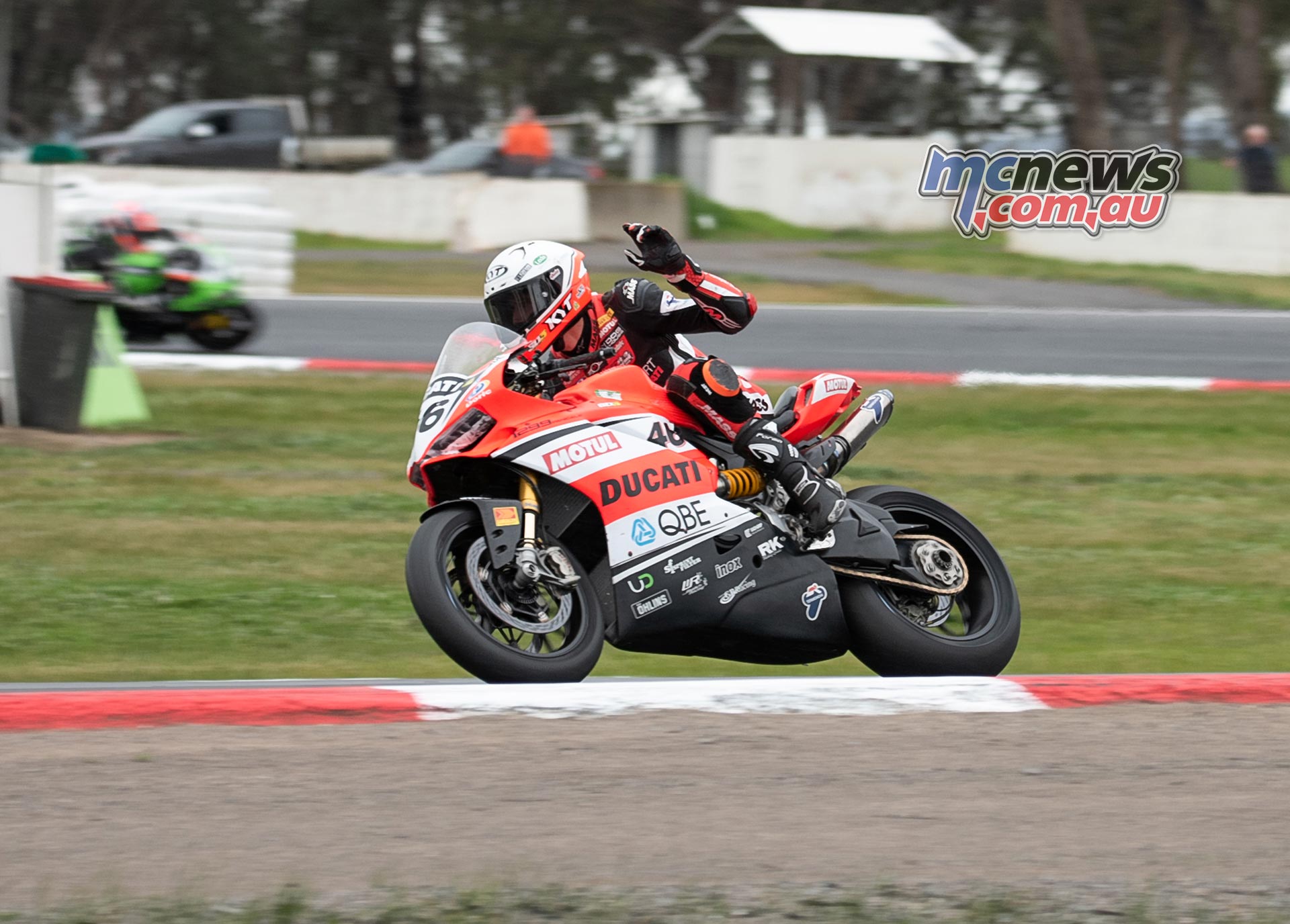 ASBK Rnd Winton RbMotoLens SBK R rd Restart Mikes Jones hand up ASBK Rnd Winton RbMotoLens SBK R rd Restart Mikes Jones hand up