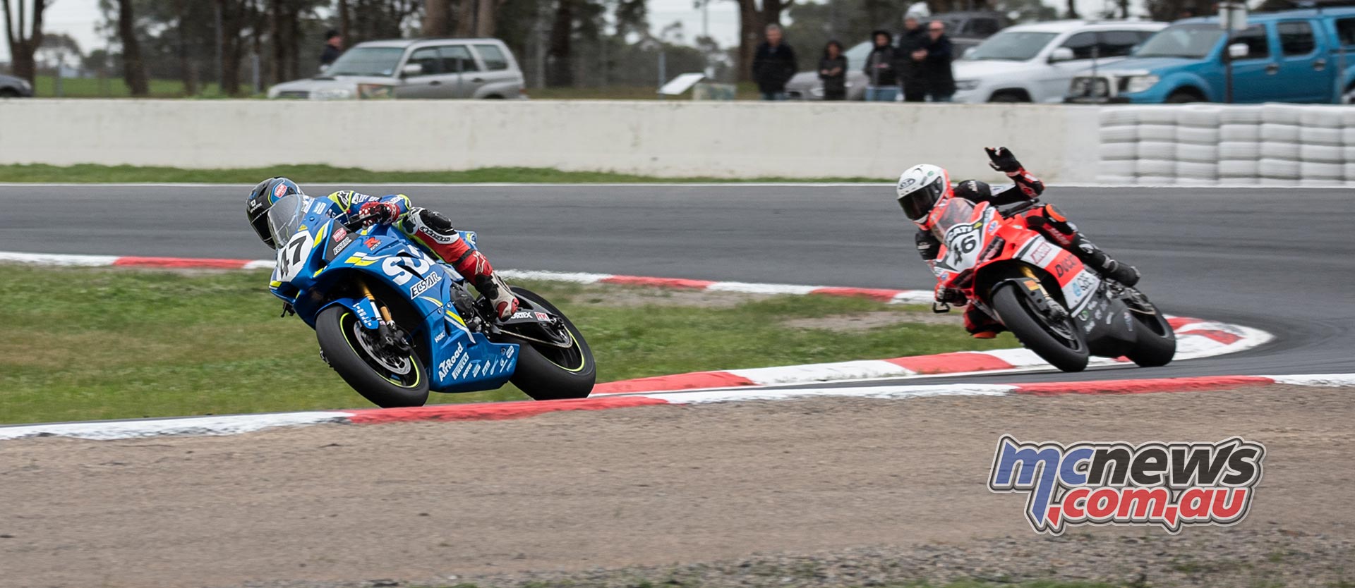ASBK Rnd Winton RbMotoLens SBK R rd Restart Mikes Jones hand up ASBK Rnd Winton RbMotoLens SBK R rd Restart Mikes Jones hand up