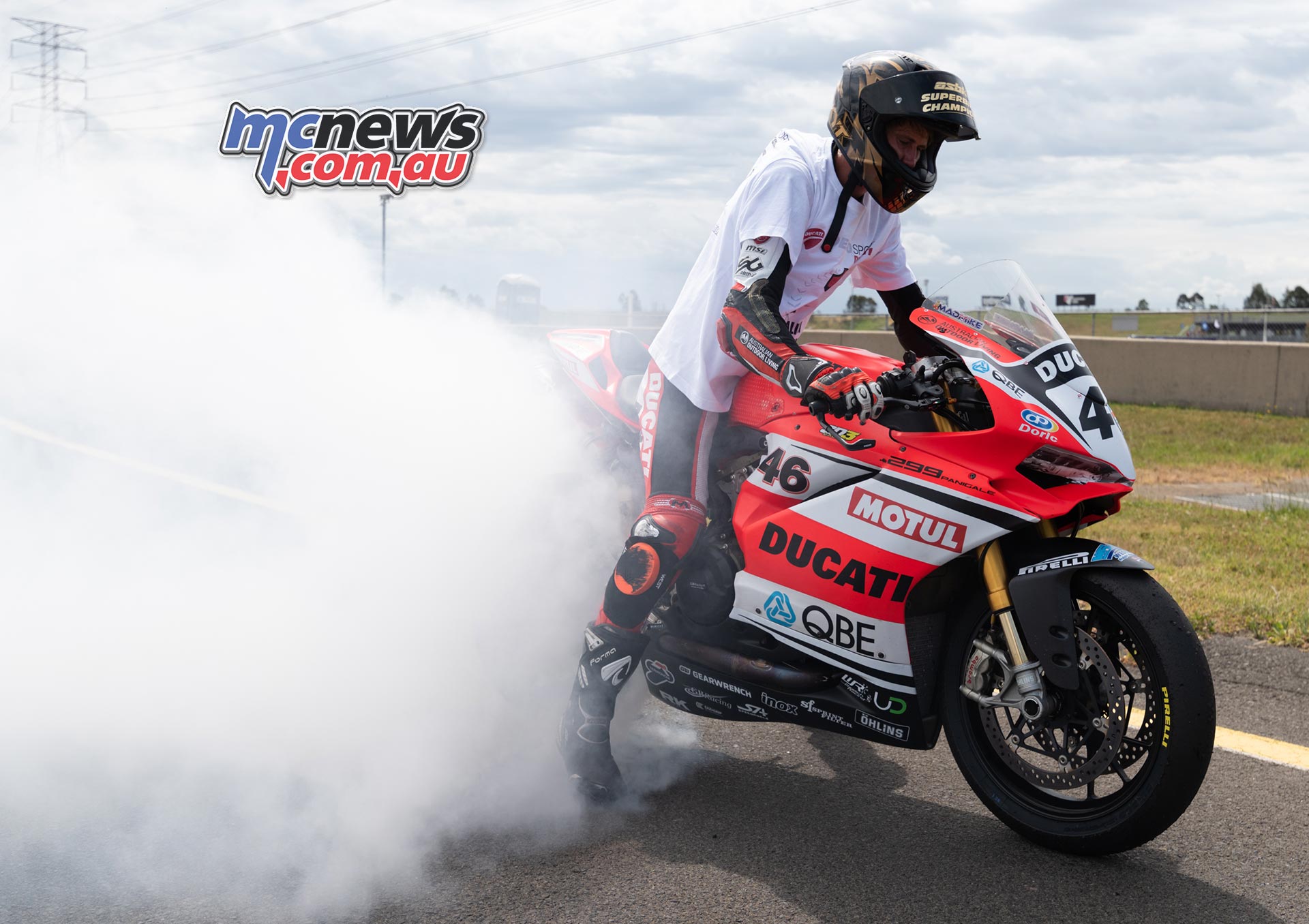 ASBK Rnd SMP RbMotoLens SBK R Mike Jones burnout ASBK Rnd SMP RbMotoLens SBK R Mike Jones burnout