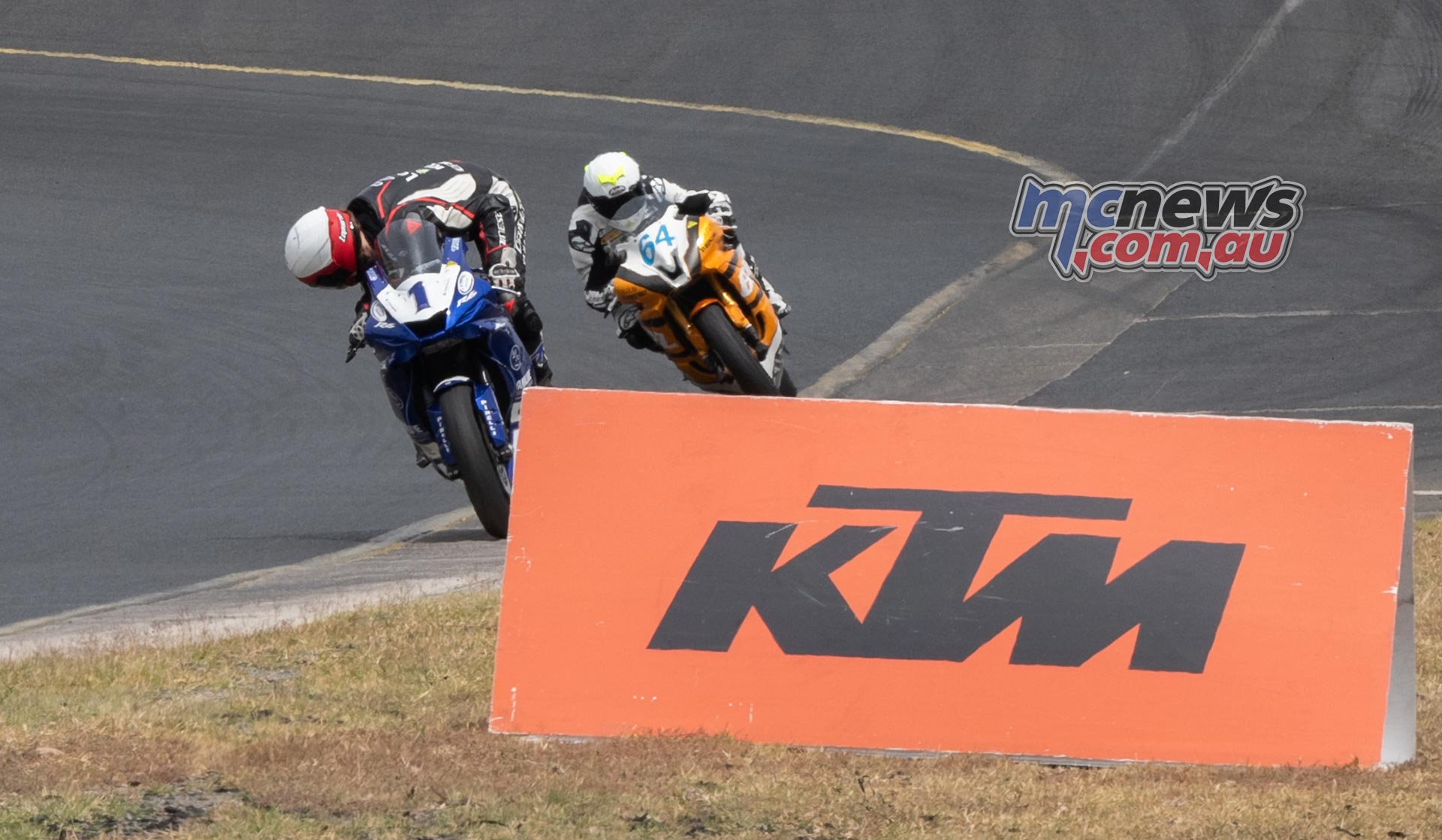ASBK Rnd SMP RbMotoLens SS R Start Tom TOPARIS Leads ASBK Rnd SMP RbMotoLens SS R Start Tom TOPARIS Leads
