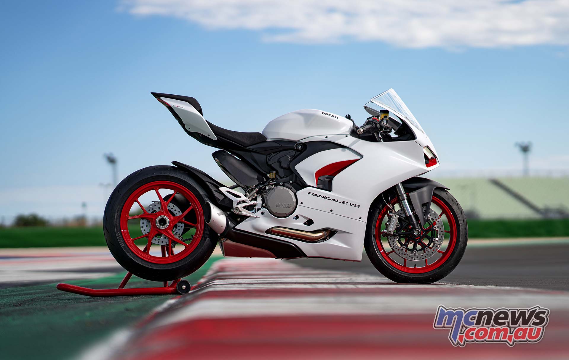 Ducati panigale v2. Дукати Панигале. Мотоцикл Дукати Панигале. Panigale v2 2021. Ducati Panigale v2 White Rosso.