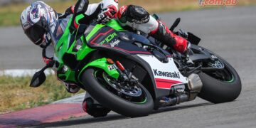 2021 Kawasaki ZX-10R Review | Rennie rocks Team Green