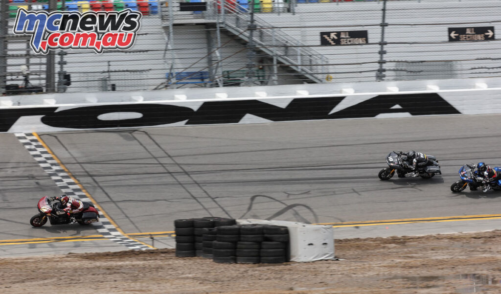 O'Hara leads across the line on Friday - King of the Baggers - 2022 Daytona 200