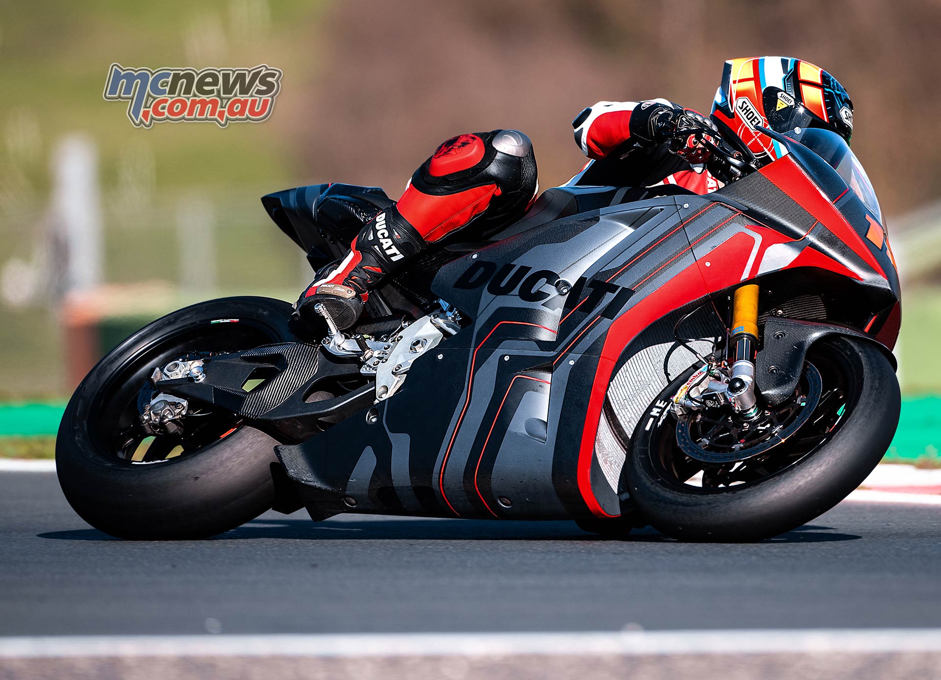 Vidéo : Première moto radiocommandé avec wheeling et drift au monde, la  Ducati V4 S - France Stunt Media