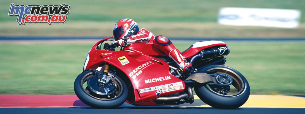 Carl Fogarty won the 1994-1995 World Superbike Championships on the 916
