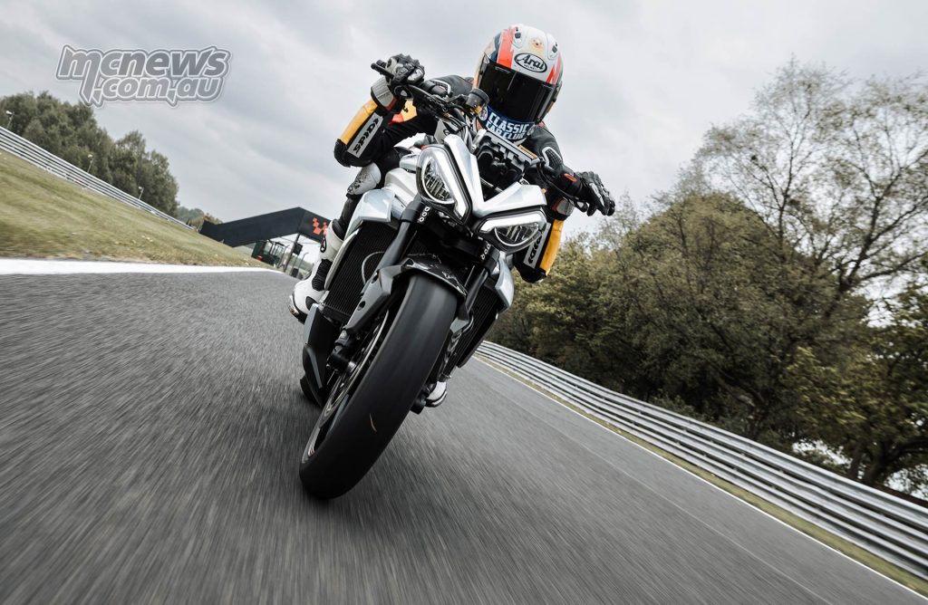 Triumph claim that dnamic rider assessments on the TE-1 prototype demonstrator deliver a level of handling that matches Triumph’s current triple cylinder internal combustion sports performance motorcycles.