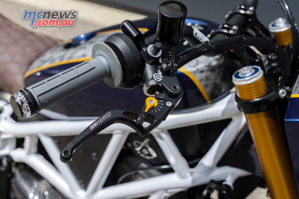 The machined Synto Evo brake/clutch levers and brake fluid reservoir, as well as number plate holder are from ABM Fahrzeugtechnik and are equipped to match the color scheme of the bike.