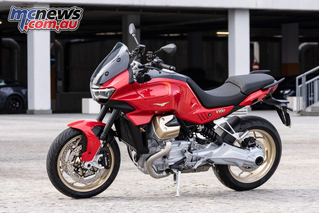 2023 Moto Guzzi V100 Mandello - Rosso Magma