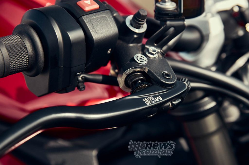 A span and ratio adjustable MCS master-cylinder is also found on the Street Triple RS and Moto2