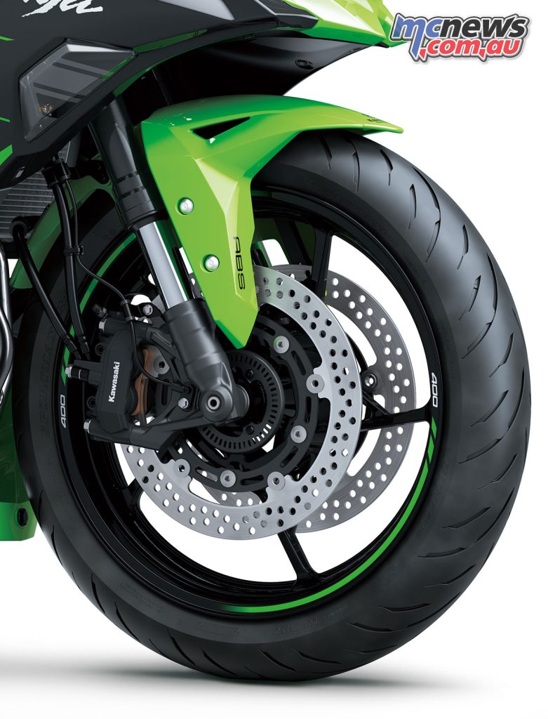 Dual four-pot radial calipers on 290 mm rotors are run up front on the Ninja ZX-4R