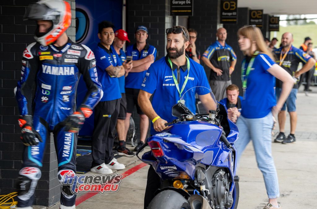 Mike Jones' Crew Chief Dyllan readies the YZF-R1M for the defending champ - Image RbMotoLens