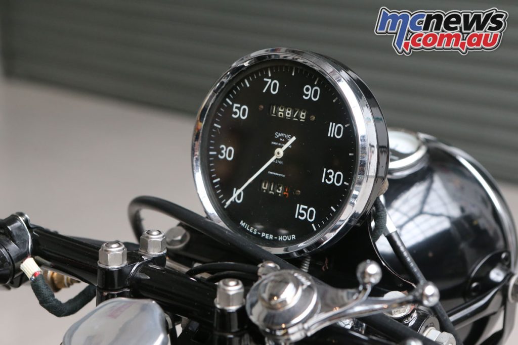 Vincent Black Shadow - 5-inch speedometer dominates the driver's vision